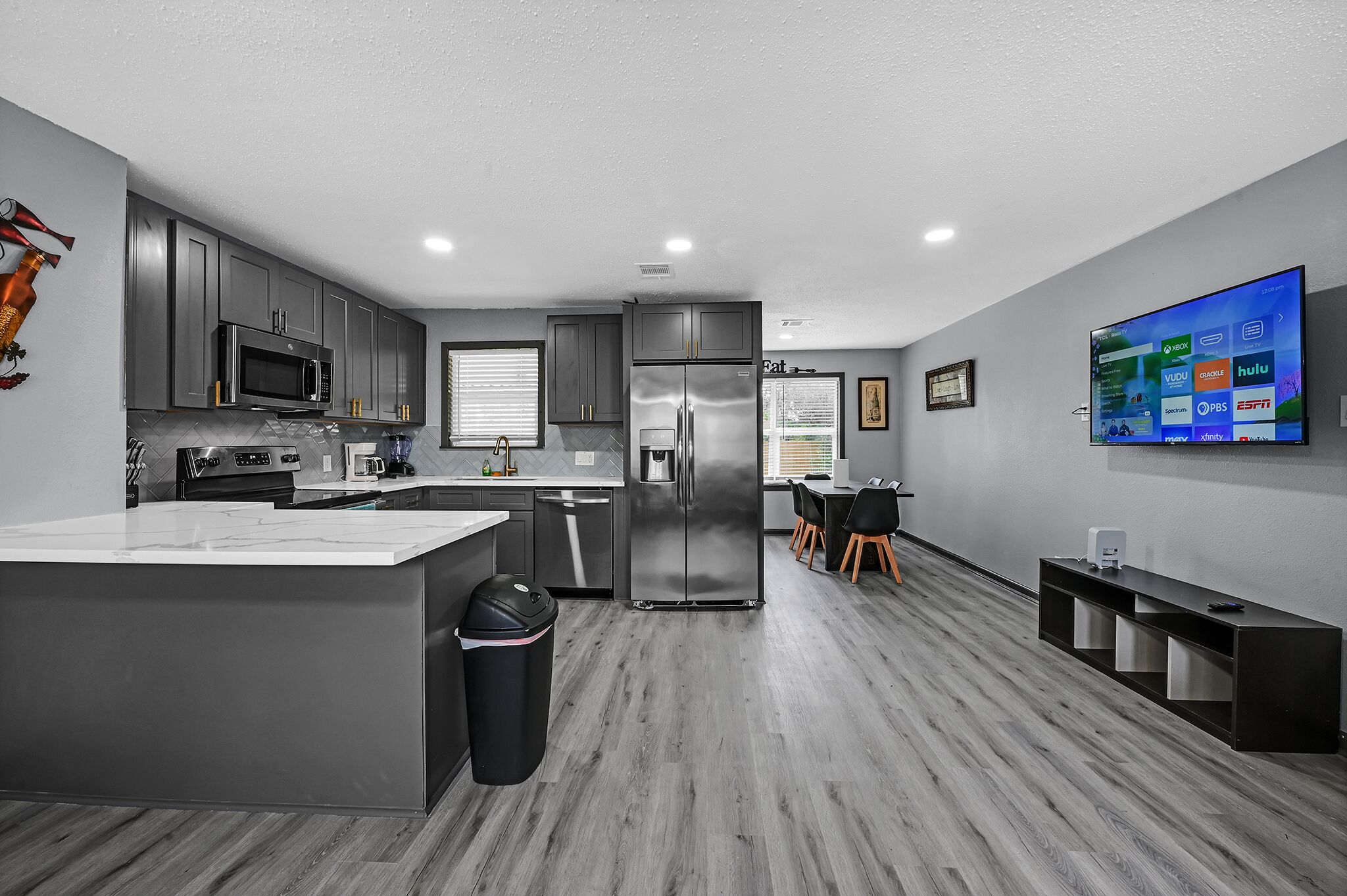 Refrigerador, microondas, horno y parrilla de estufa 