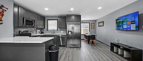 Refrigerador, microondas, horno y parrilla de estufa