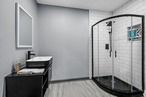 Dusche, Handtücher, Seife, Shampoo