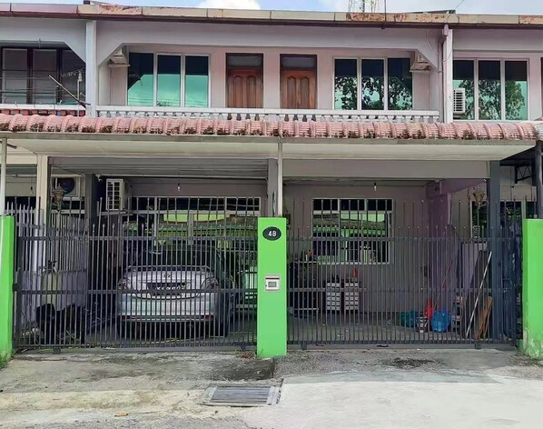A gated entrance to a building with a covered parking area. - Hm airbnb (Sibu)