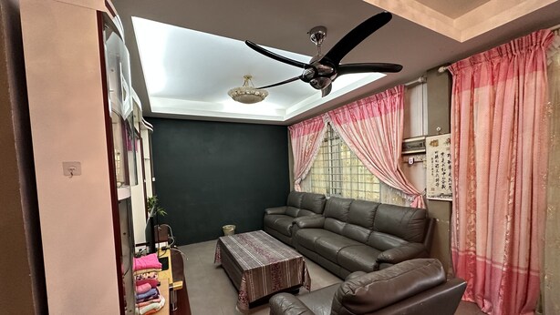 Una sala de estar con ventilador de techo, sofá, mesa de centro y televisor.
