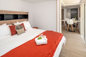 5 bedrooms, in-room safe, desk, iron/ironing board