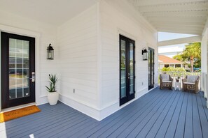 Exterior detail - "Sea La Vie Destin"- Fab Destin Home, Private Pool, Golf Cart, Crystal Beach (Destin)