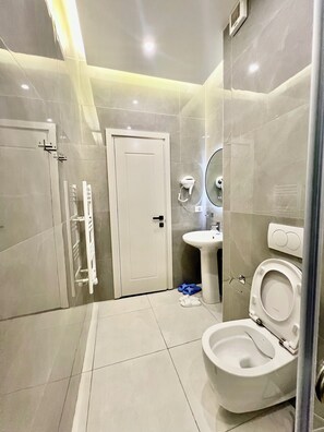 Shower, rainfall showerhead, designer toiletries, hair dryer - Spiranca Apartments & Rooms (Tirana)