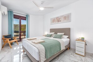 3 chambres, coffres-forts dans les chambres, fer et planche à repasser