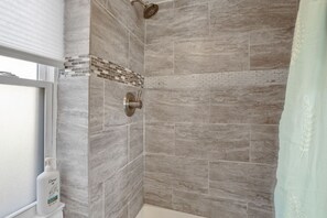 Hair dryer, bidet, towels, soap - Victorian 4BR/2BA Modern Home (Norwich)