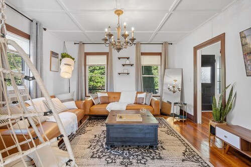 Victorian 4BR/2BA Modern Home