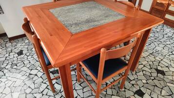 Großer Kühlschrank, Mikrowelle, Ofen, Herdplatte