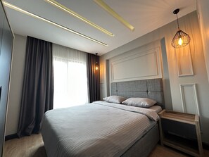 Ropa de cama de alta calidad y espacio para trabajar con laptop 