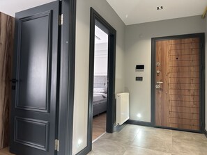 Ropa de cama de alta calidad y espacio para trabajar con laptop 