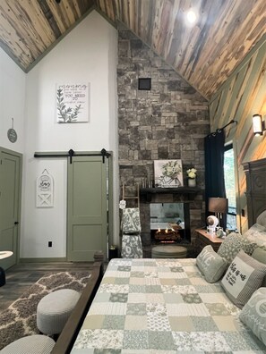 1 bedroom, desk, iron/ironing board, free WiFi - 1 Bedroom | 2 Guest | No Pets | Hot Tub | Sauna (Broken Bow)