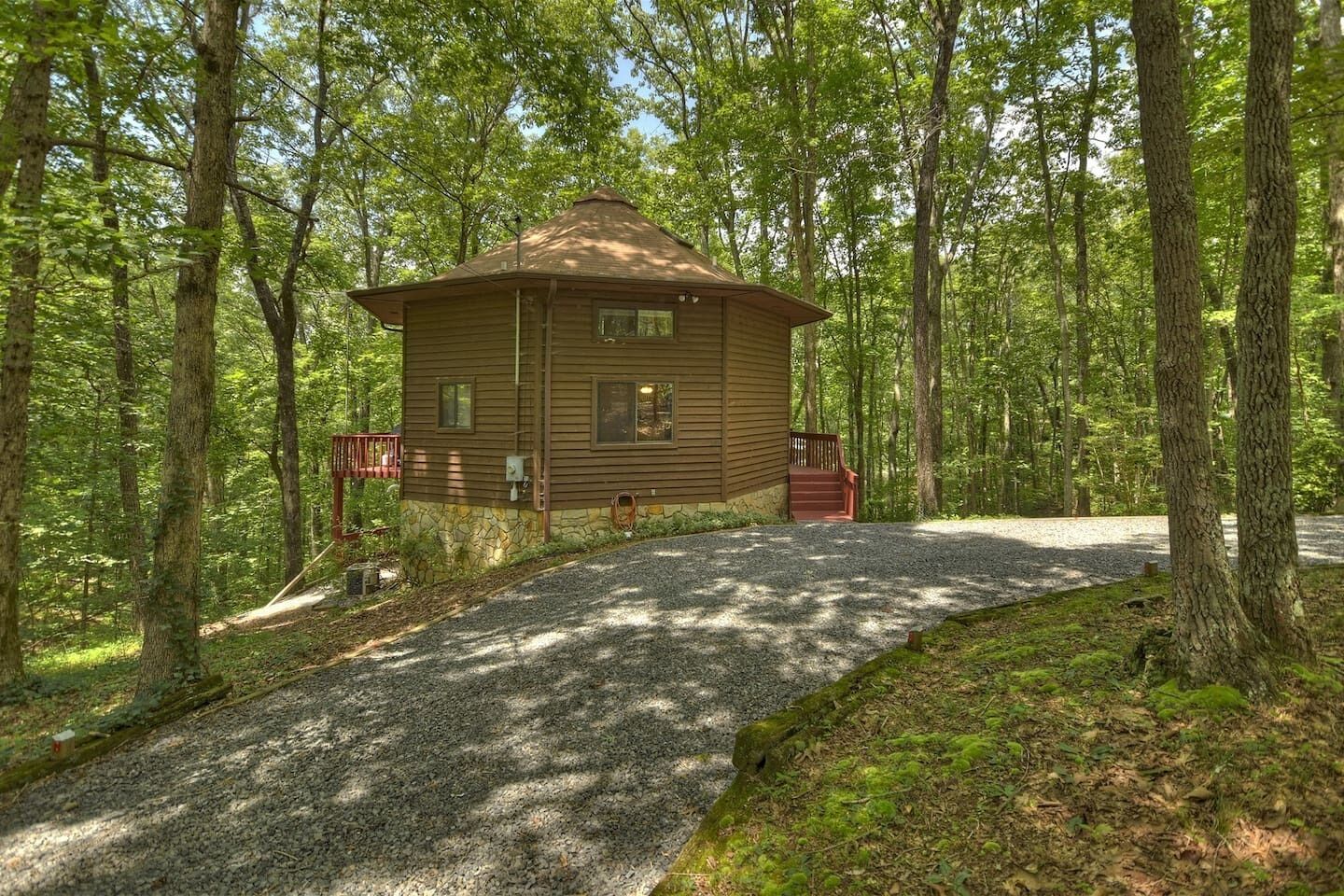 Unique Octagonal Haven: 1-Bedroom Cabin with Loft