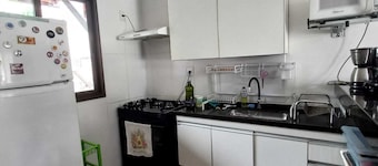 Casa completa em condomínio fechado - 5 minutos andando da praia!