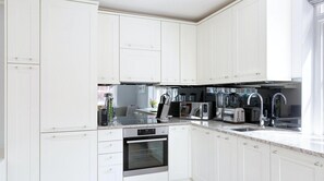 Kjøleskap, mikrobølgeovn, ovn og kokeplater