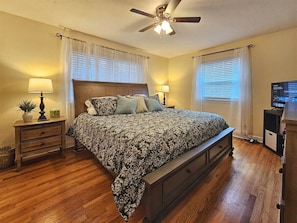 4 bedrooms, iron/ironing board, Internet, bed sheets - Smoky Mountain Panacea- Hot tub (Canton)