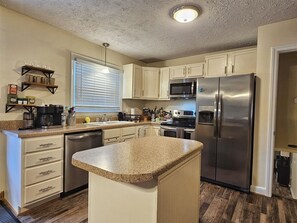 Een koelkast, een magnetron, een oven, een kookplaat