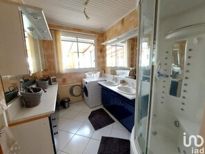 Douche, sèche-cheveux, serviettes fournies, papier toilette