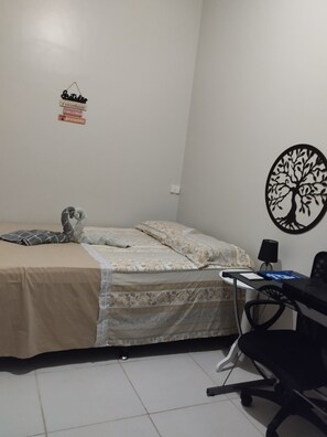 1 bedroom, desk, iron/ironing board, WiFi