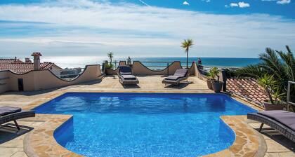 Villa familiale avec piscine chauffée et vue panoramique sur la mer