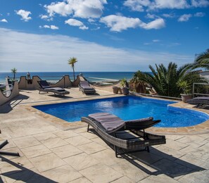 Indoor pool, outdoor pool - Family villa with heated pool and panoramic sea views (Santa Susanna)