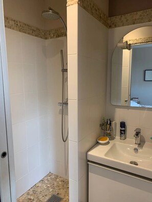 Een douche, een haardroger, handdoeken, zeep