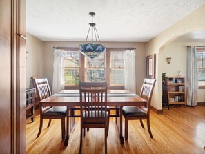 Dining - The cottage by the lake (Lakewood)
