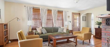 Smart TV, chimenea, estéreo y oficina