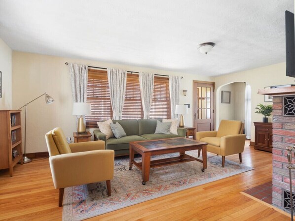 TV connectée, cheminée, chaîne hi-fi, espaces bureaux