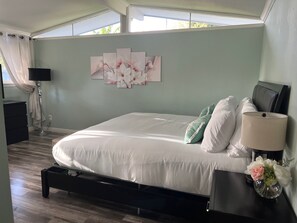 4 bedrooms, desk, iron/ironing board, WiFi - Walk across the street to Disneyland parking. Fireworks show from front porch! (Anaheim)