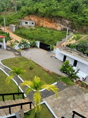 Property grounds - Romantic Spanish villa w/Infinity Pool — 10 min from the beach! (Las Terrenas)
