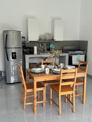 Kjøleskap, mikrobølgeovn, ovn og kaffetrakter/tekoker