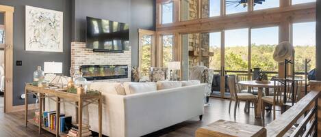 Smart-tv, eldstad, böcker och printers