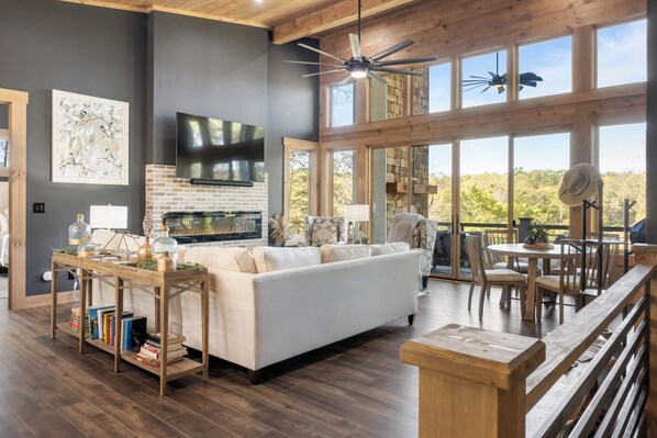 Smart TV, chimenea, libros, impresora