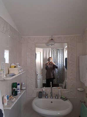 Secador de pelo, bidet, toallas, jabón