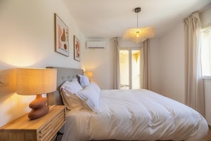 4 bedrooms, iron/ironing board, free WiFi, bed sheets