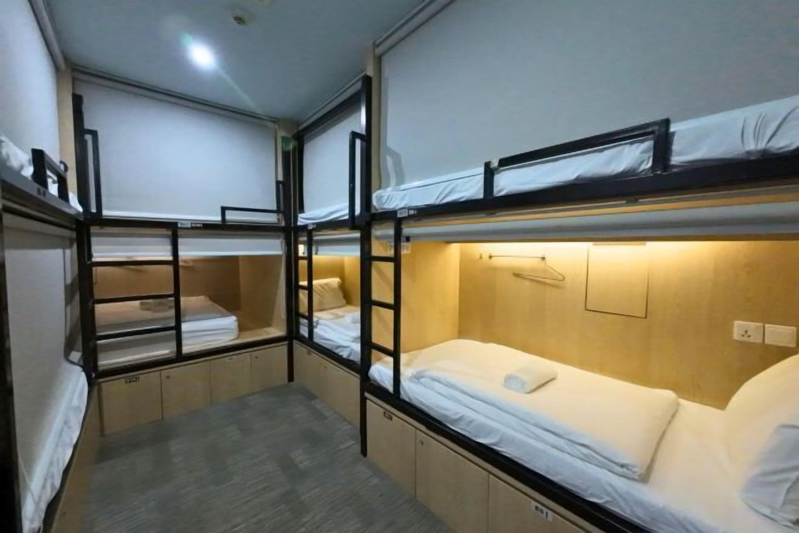 特色家居、办公桌、笔记本电脑工作区、免费 WiFi