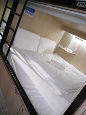 Individuell eingerichtet, Schreibtisch, laptopgeeigneter Arbeitsplatz