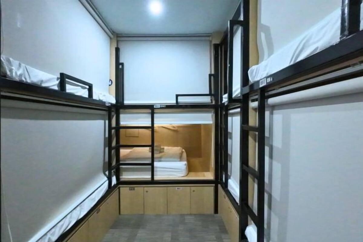 Individuell eingerichtet, Schreibtisch, laptopgeeigneter Arbeitsplatz