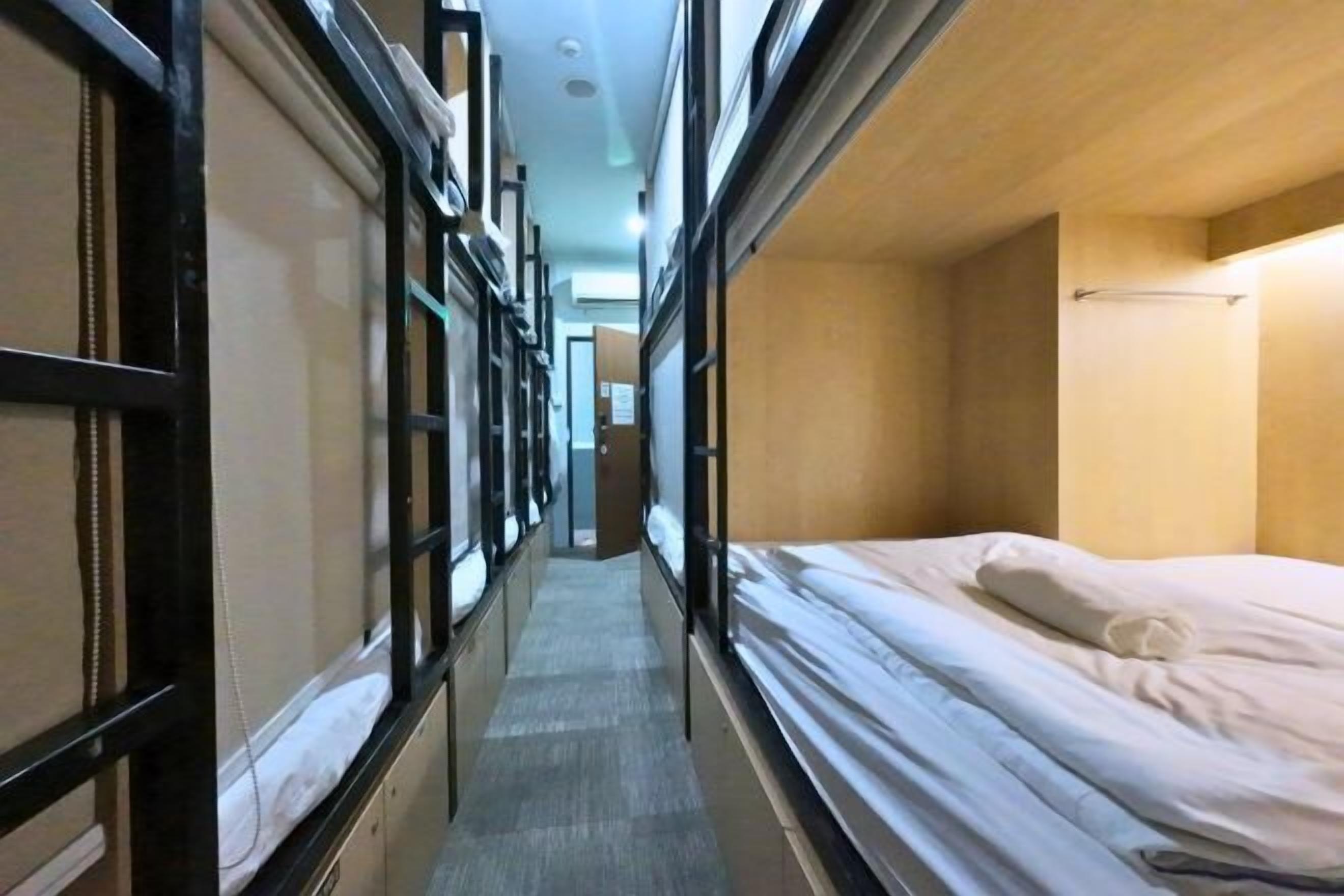 特色家居、办公桌、笔记本电脑  工作区、免费 WiFi