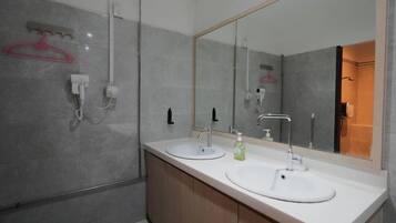 Douche, douche à « effet pluie », sÚche-cheveux, bidet