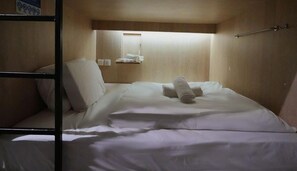 Muebles diferentes, escritorio y espacio para trabajar con laptop 