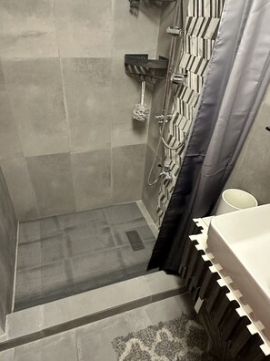 Towels, soap, toilet paper - Cozy Condominium in Paranaque near Airport. Aesthetic Vibes! (Parañaque)