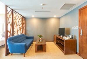 Dobbeltrom – executive | Oppholdsområde | En 32-tommers Flatskjerm-TV med Parabol-TV samt TV