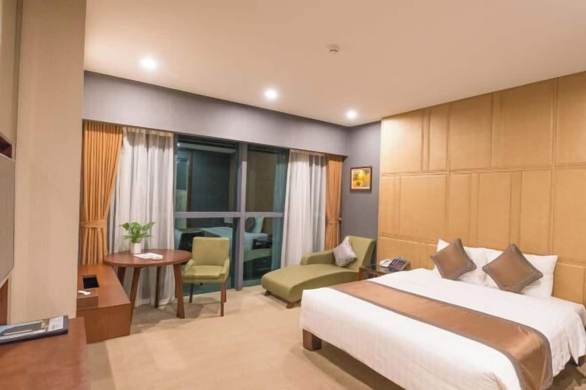 Minibar, caja de seguridad en la habitación y escritorio