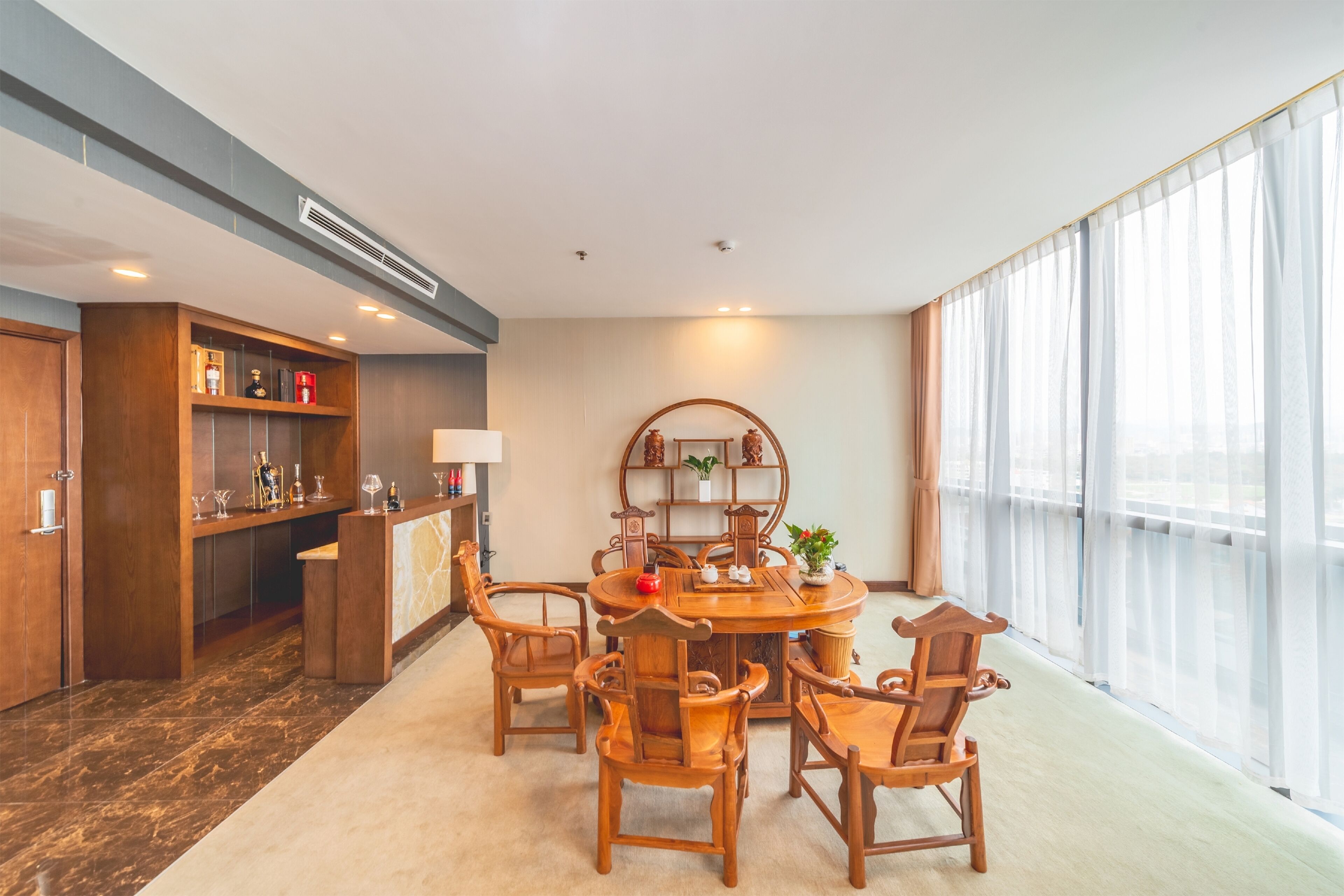 Grand-Doppelzimmer | Wohnbereich | 32-Zoll-Flachbildfernseher mit Satellitenempfang, Fernseher