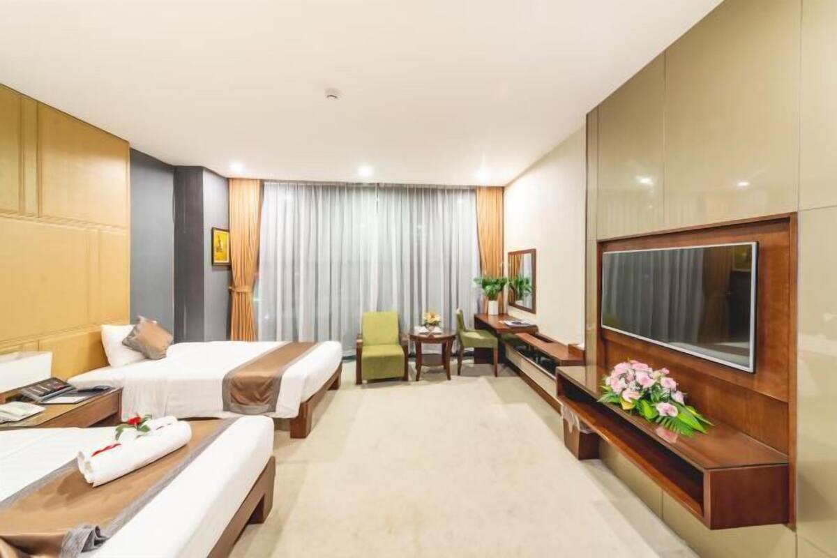 Minibar, caja de seguridad en la habitación y escritorio