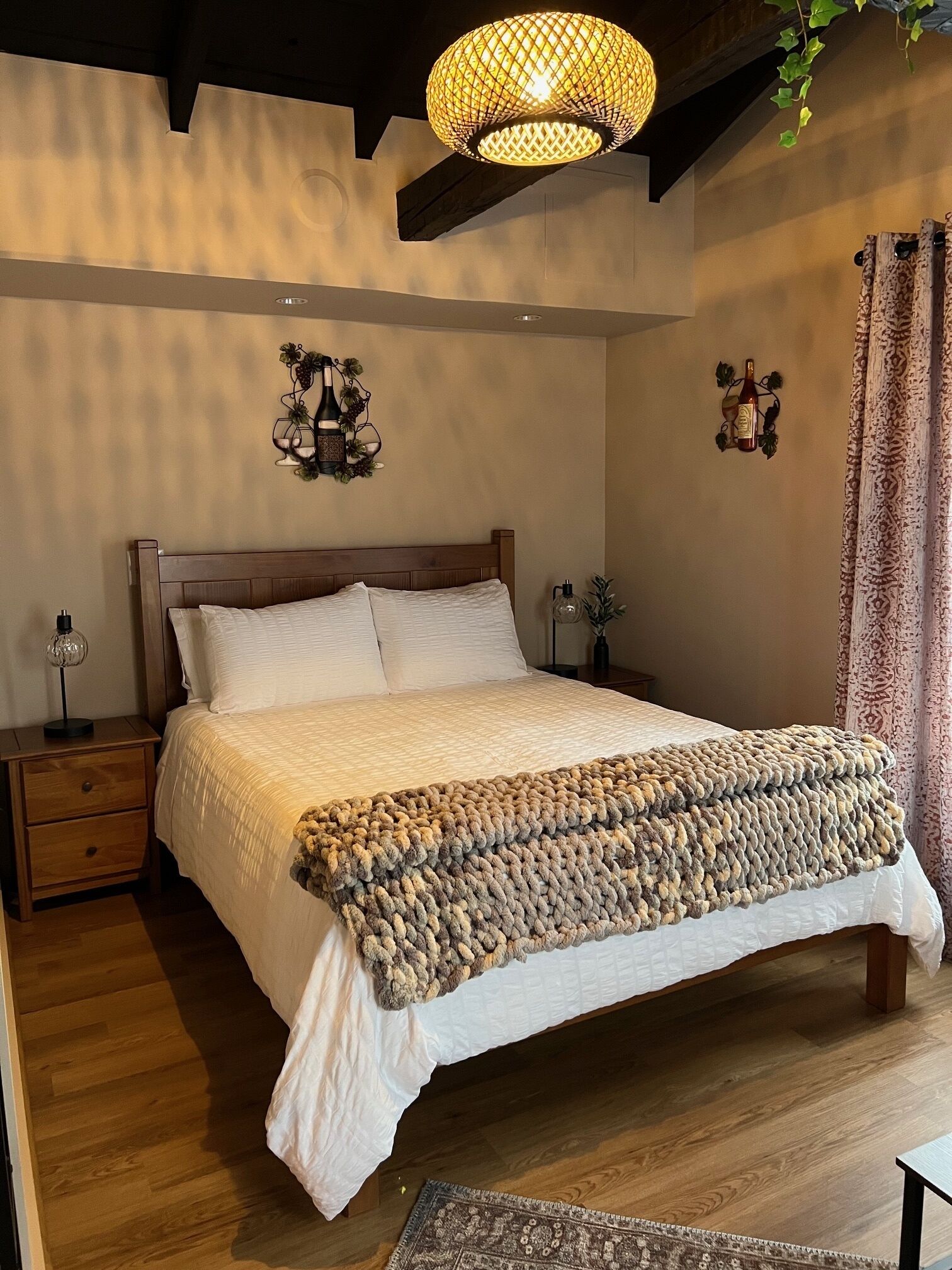 Um quarto aconchegante com uma cama de madeira, um painel decorativo na parede e um cobertor texturizado exclusivo.