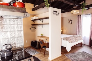 1 bedroom, iron/ironing board, free WiFi, bed sheets - The Wine House, Sitting atop of Warwick's brand new Wine Bar (Warwick)