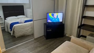 Apartment | In-room safe, desk, blackout curtains, soundproofing