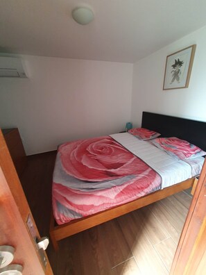 2 slaapkamers, een strijkplank/strijkijzer, wifi, beddengoed